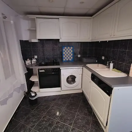 Apartment Beautiful 2 Bedroom Maisonette With Free Parking *
